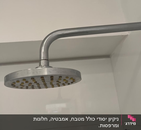 ראש מקלחת מתכת בחדר אמבטיה